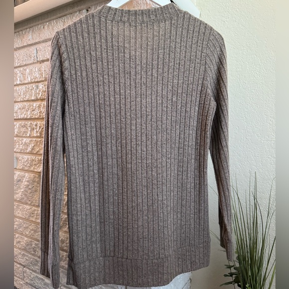 Soft Ribbed V-Neck Top - Picture 2 of 5